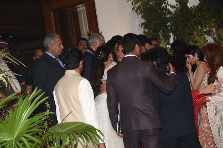 वहां पहुंचते ही पूरा कपूर परिवार सलमान से मिलने के लिए उमड़ पड़ा. जैसा कि आप तस्वीरों में देख सकते हैं.