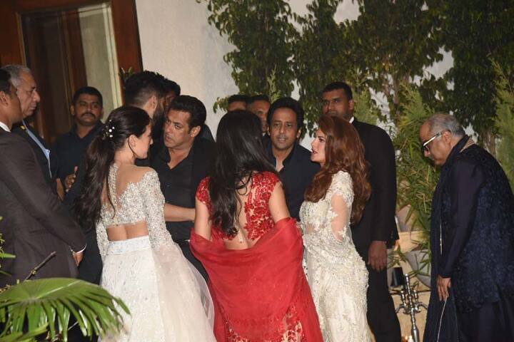 इस तस्वीर में सफेद लहंगे में कैटरीना की बहन हैं. सलमान उनसे भी बातचीत करते नज़र आए.