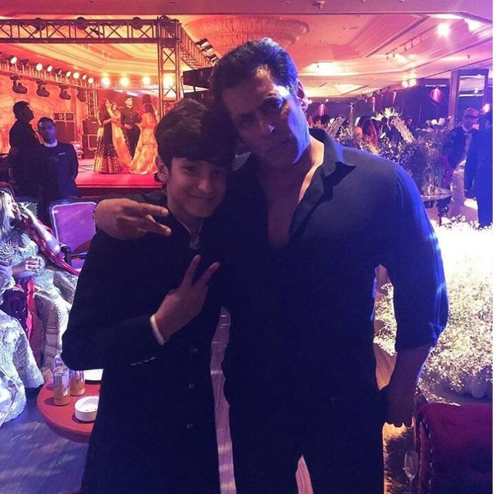 संजय कपूर के बेेटे के साथ पार्टी में सलमान खान पोज देते नज़र आए. 