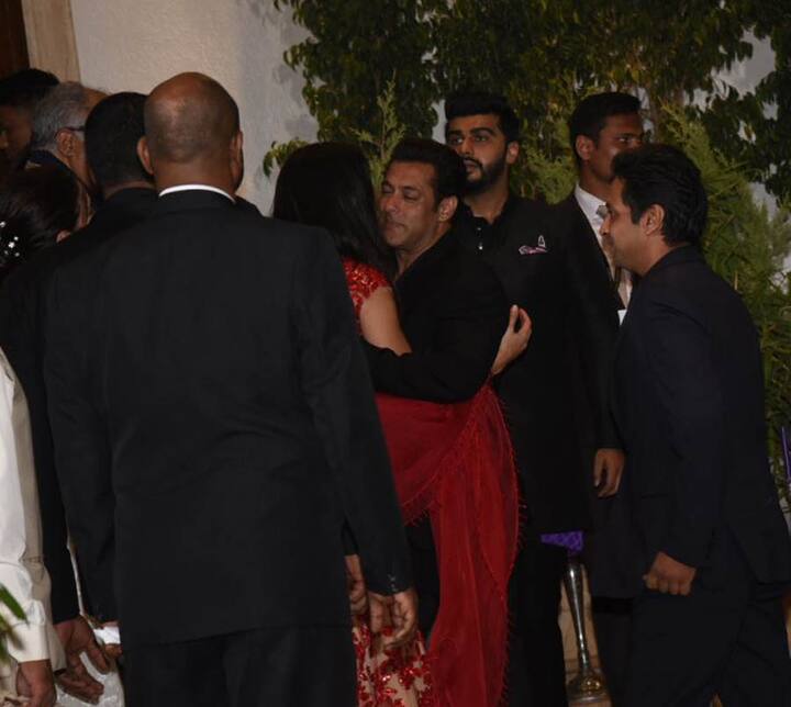 कैटरीना को गले लगाते सलमान की ये तस्वीर देखने को मिली है.