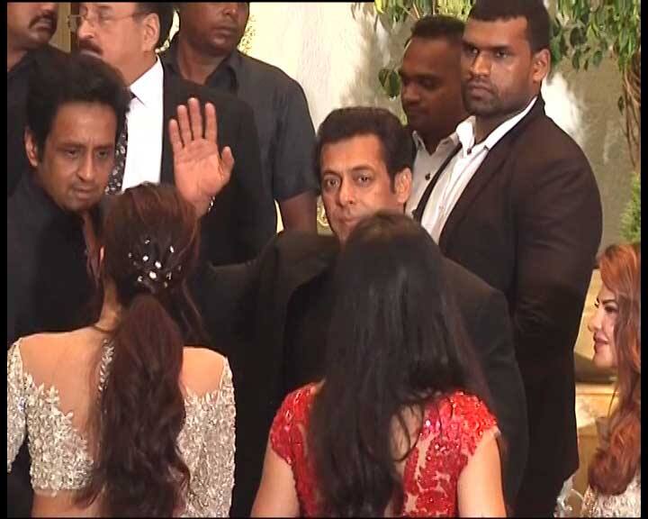 सलमान खान रात करीब 1.30 बजे इस पार्टी में शामिल होने पहुंचे.