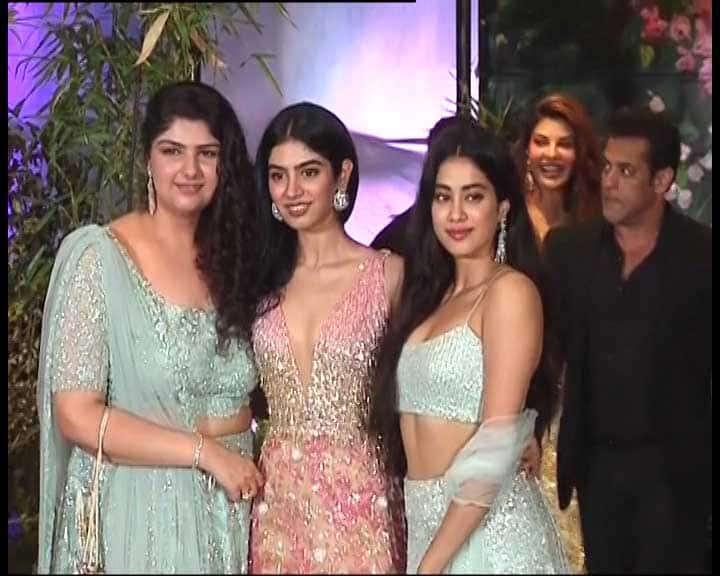 जब यहां पर जाह्वनी कपूर और खुशी कपूर पैपराजी को पोज दे रहे थे उसी दौरान इस पार्टी में सलमान ने अभिनेत्री जैकलीन फर्नांडिस के साथ एंट्री ली. ये दोनों फिल्म 'रेस 3' में साथ नज़र आने वाले हैं.