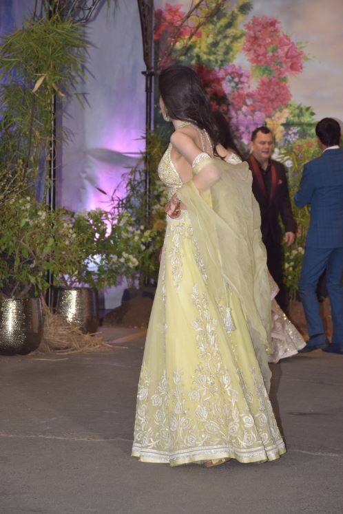 हैवी लहंगे और दुप्पटे को संभालतीं शनाया. (तस्वीर: मानव मंगलानी)