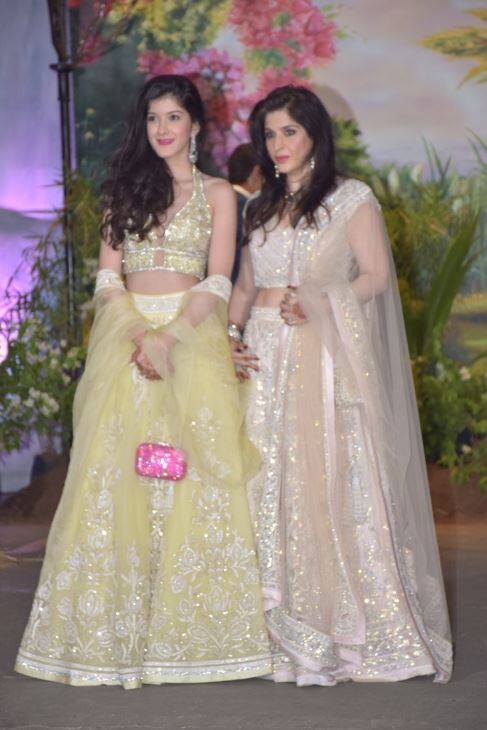 संजय कपूर की पत्नी महीप बेटी शनाया के साथ इस अंदाज में भतीजी सोनम कपूर की शादी में शिरकत करने पहुंची. (तस्वीर: मानव मंगलानी)