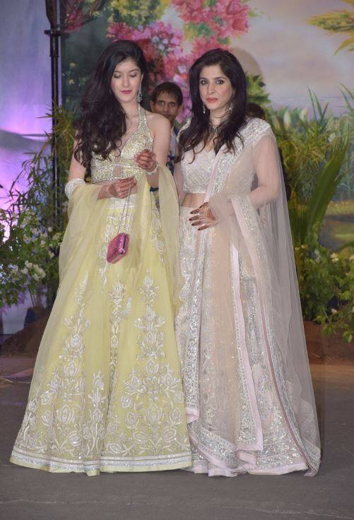 जहां शनाया ने पीले रंग का लहंगा पहना हुआ था वहीं उनकी मम्मी सफेद रंग के लहंगे में बेहद खूबसूरत नजर आ रही थीं. (तस्वीर: मानव मंगलानी)