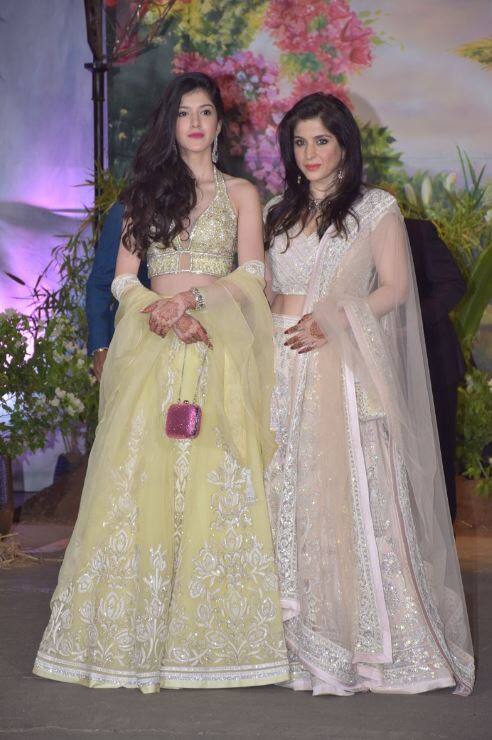 पीले और सफेद रंग में मां बेटी की जोड़ी काफी अच्छी लग रही थी. (तस्वीर: मानव मंगलानी)