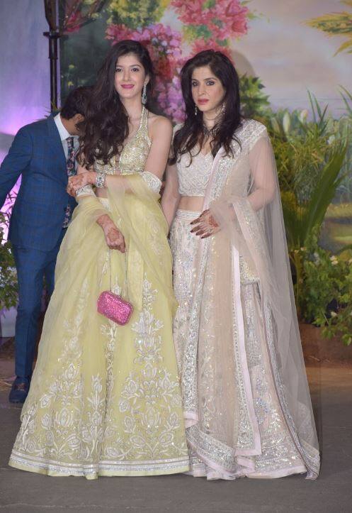 शनाया ने पीले रंग के लहंगे को सपोर्ट करने के लिए पिंक कलर की पर्स भी कैरी किया था. (तस्वीर: मानव मंगलानी)