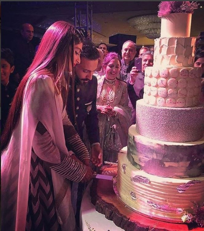 Sonam Kapoor and Anand Ahuja reception, newlyweds cut wedding cake, View Pics and videos रिसेप्शन पार्टी में सोनम कपूर और आनंद आहूजा ने काटा 6 लेयर वाला केक, देखें वीडियो