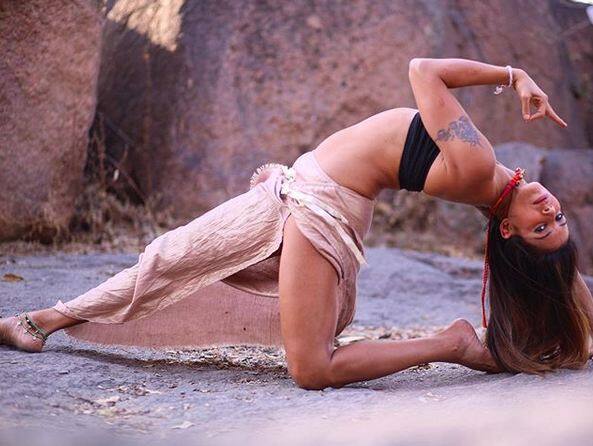 बॉलीवुड में बहुत से सितारे हैं जो अपनी फिटनेस को लेकर काफी सजग रहते हैं. लेकिन क्या आप जानते हैं इन सितारों को फिट रखने के पीछे भी कुछ ऐसे लोग हैं जो कभी लाइमलाइट में नहीं आते. जी हां, हम बात कर रहे हैं योगा ट्रेनर दीपिका मेहता की. फोटो: इंस्टाग्राम