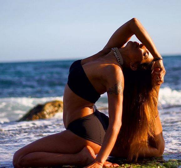 दीपिका पानी से लेकर हवा तक में योगा पोज देकर अपनी तस्वीरें खिंचवा चुकी हैं. फोटो: इंस्टाग्राम