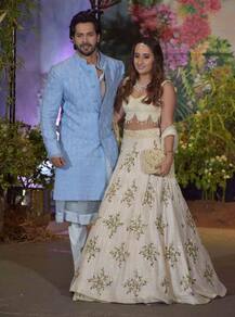 गर्लफ्रेंड नताशा दलाल संग सोनम कपूर के रिसेप्शन में पहुंचे वरुण धवन