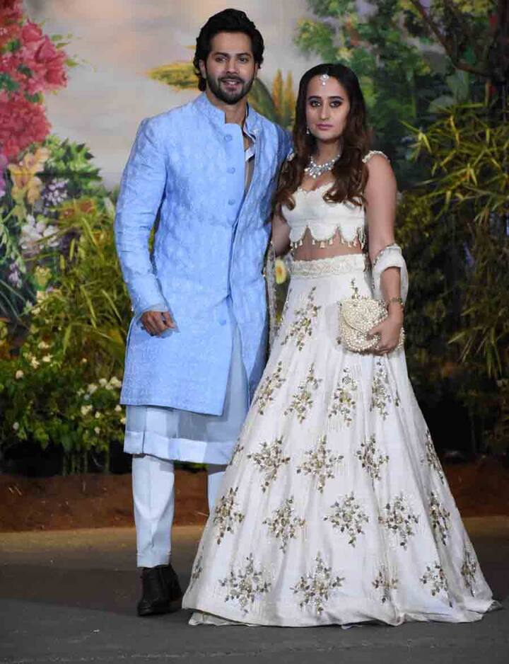 वरुण और नताशा दोनों की जमकर कैमरों को पोज दिए. (तस्वीर: मानव मंगलानी)