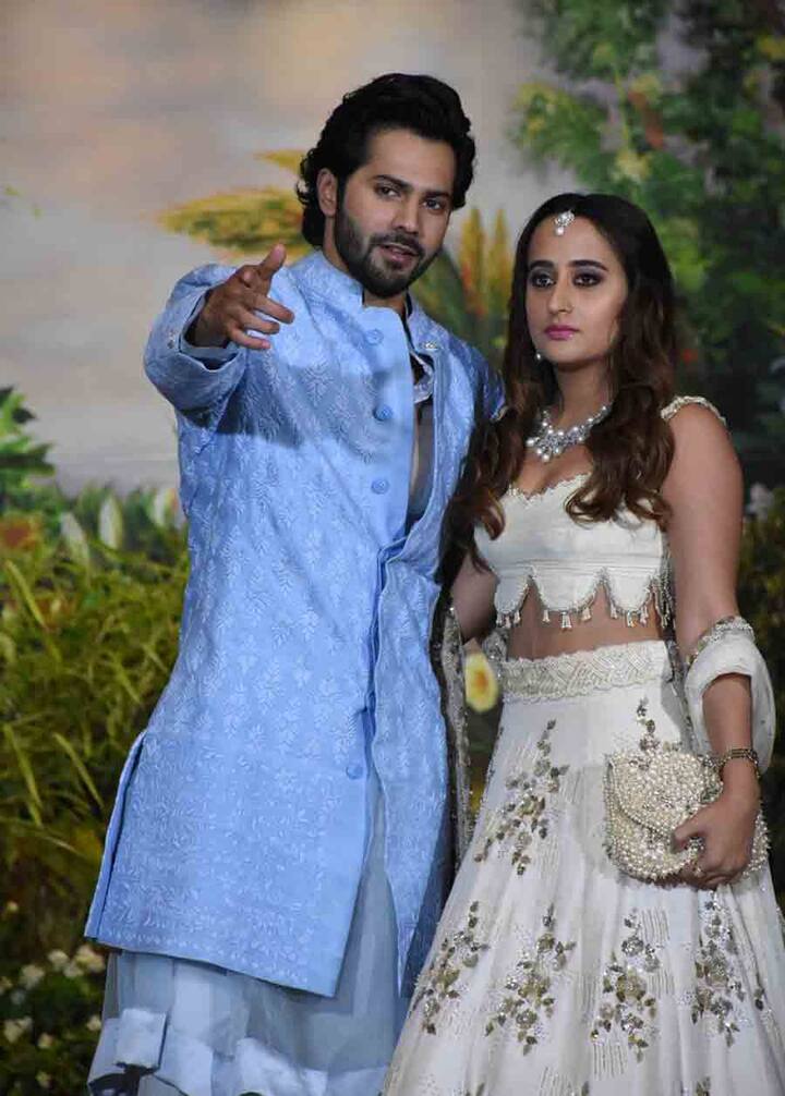 सोनम कपूर की रिसेप्शन पार्टी में शाहरुख खान, सलमान खान, कैटरीना कैफ, रणवीर सिंह, रनबीर कपूर, आलिया भट्ट, रानी मुखर्जी, ऐश्वर्या-अभिषेक, कंगना समेत कई बड़े सितारों ने शिरकत की. (तस्वीर: मानव मंगलानी)