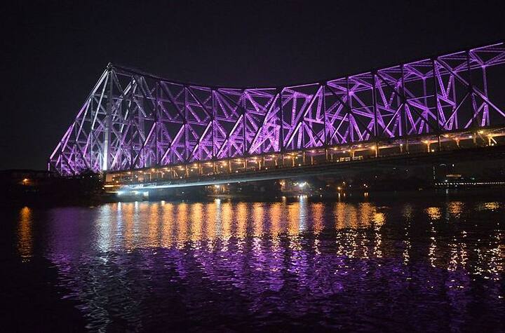 रवीन्द्र ब्रिज भारत के पश्चिम बंगाल में हुगली नदी के ऊपर बना एक कैंटीलीवर सेतु है. यह हावड़ा को कोलकाता से जोड़ता है. इसका असल नाम ‘नया हावड़ा पुल’ था जिसे 14 जून 1 9 65 को 'रवीन्द्र सेतु' कर दिया गया. ये पुल हावड़ा ब्रिज के नाम से ज्यादा पॉपुलर हैं. फोटो: गूगल फ्री इमेज

