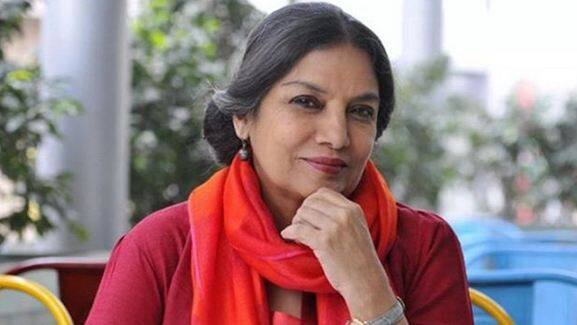 शबाना आजमी- डेक्कन क्रोनिकल की रिपोर्ट के मुताबिक, शबाना आजमी ने तीन महीने पहले ही यूएस में होने की अपनी कमिटमेंट दे दी थी जिसकी वजह से उन्हें   वहां जाना पड़ा. लेकिन जाने से पहले वे कपूर फैमिली के साथ ही थीं.  फोटो: इंस्टाग्राम