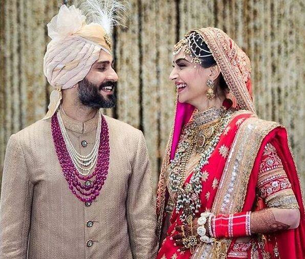 बॉलीवुड एक्ट्रेस सोनम कपूर की शादी मुंबई में सिख धर्म के रीति-रिवाजों से खूब धूमधाम से हुई. मीडया और सोशल मीडिया पर सोनम की शादी खूब चर्चा में रही.   बड़े-बड़े सितारे सोनम कपूर की शादी में पहुंचे. लेकिन फिर भी कुछ स्टार्स सोनम की शादी से नदारद थे. चलिए जानते हैं कौन से हैं वे सितारे जो नहीं आ पाएं   सोनम की शादी में. फोटो: इंस्टाग्राम