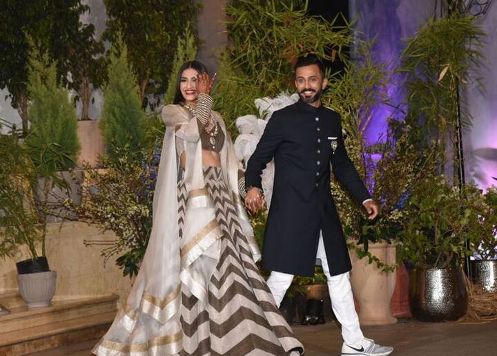 अपने इस खास लम्हें पर सोनम कपूर ने डिजाइनर अनामिका खन्ना का लहंगा पहना जिसमें वो काफी खूबसूरत नज़र आ रही थीं.