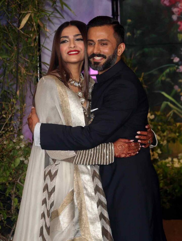 बॉलीवुड अभिनेत्री सोनम कपूर ने ब्वॉयफ्रेंड आनंद अहूजा से मंगलवार को एक प्राइवेट सेरेमनी में शादी रचा ली. रात में मुंबई के लीला होटल में रिसेप्शन का आयोजन किया गया जिसमें बॉलीवुड के कई दिग्गज सितारे शामिल हुए.
