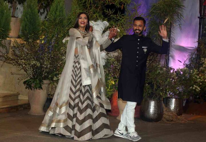 बॉलीवुड अभिनेत्री सोनम कपूर ने ब्वॉयफ्रेंड आनंद अहूजा से मंगलवार को एक प्राइवेट सेरेमनी में शादी रचा ली. रात में मुंबई के लीला होटल में रिसेप्शन का आयोजन किया गया जिसमें बॉलीवुड के कई दिग्गज सितारे शामिल हुए.