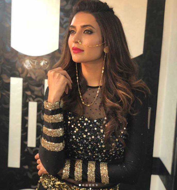 टीवी अभिनेत्री करिश्मा तन्ना 'नागिन 3' में अपनी तमदार अपीरियंस से दर्शकों को काफी इंप्रेस किया है. उनकी इस टीवी सीरीज के प्रोमो को सोशल मीडिया पर काफी सराहना मिल रही है.