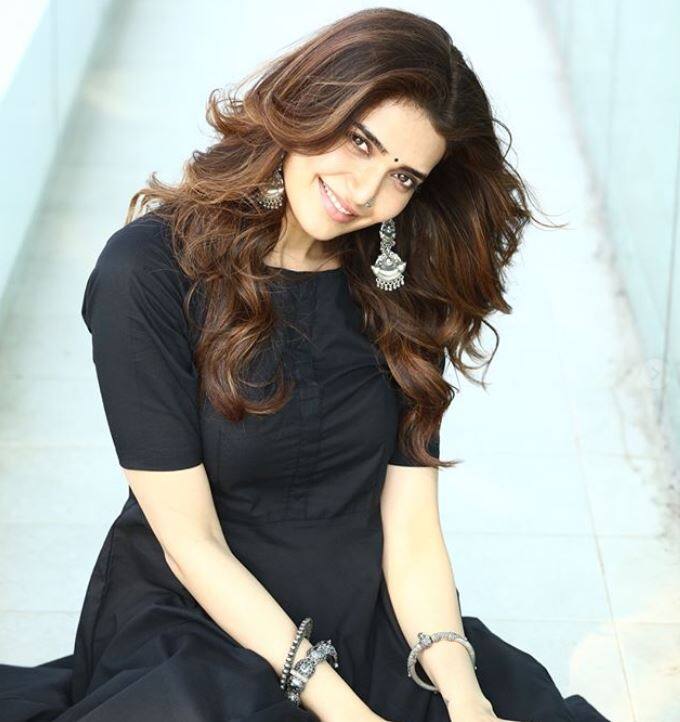 बिग बॉस के अलावा करिश्मा डांसिंग रियलिटी शो झलक दिखला जा में भी नजर आ चुकी हैं. जहां उनकी परफॉर्मेंस को लोगों ने काफी पसंद किया था.