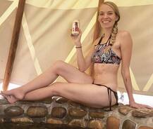 बीयर योग: कभी बीयर पीते तो कभी बीयर बोतल के साथ ये हसीना करती है योग