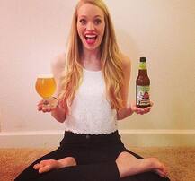 बीयर योग: कभी बीयर पीते तो कभी बीयर बोतल के साथ ये हसीना करती है योग