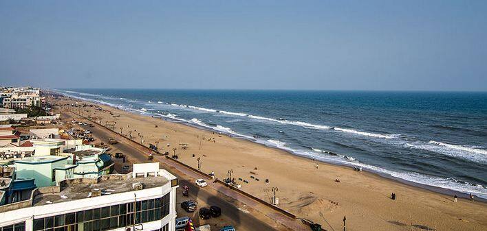 पूरी बीच- भूवनेश्वर से 65 किलोमीटर की दूरी पर पूरी बीच स्थित है. इस जगह को हिंदू पवित्र स्थान के रूप में पूजा किया जाता है. 