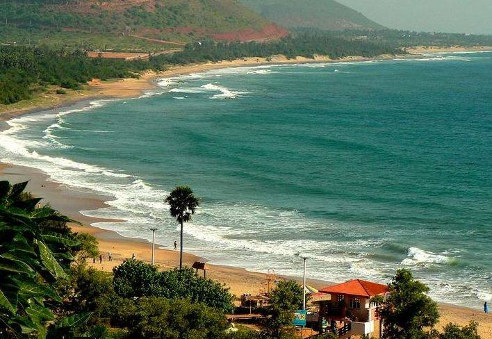 ऋषिकोंडा बीच - वॉटर स्पोर्ट्स लवर्स के लिए ये बीच बहुत मशहूर है. ये बीच विशाखापटनम पोर्ट से 8 किलोमीटर दूर है. 