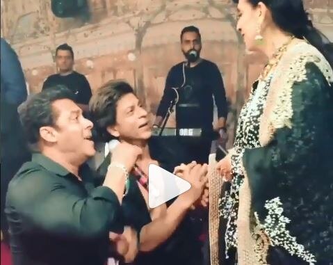 Sonam kapoor reception: Salman khan and shah rukh khan turns karan arjun, watch video Video: सोनम के रिसेप्शन में करण-अर्जुन बने सलमान और शाहरुख, अनिल कपूर की पत्नी के लिए गाया गान