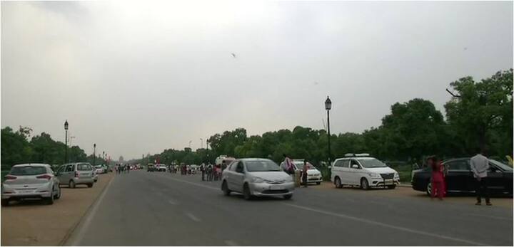 ये तस्वीर हरियाणा की है जहां आज बुधवार को तूफान के साथ साथ बारिश ने दस्तक दी. हालांकि इस तूफान में अभी तक जान-माल के किसी नुकसाल की खबर नहीं है. (तस्वीर-एएनआई)