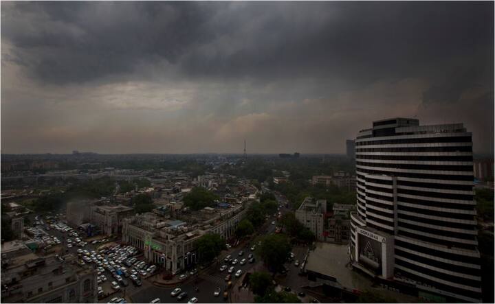 सोमवार रात करीब 11 बजकर 20 मिनट पर 70 किलोमीटर प्रति घंटे की रफ्तार से तूफान ने दिल्ली-एनसीआर में दस्तक दी. (तस्वीर-एपी)