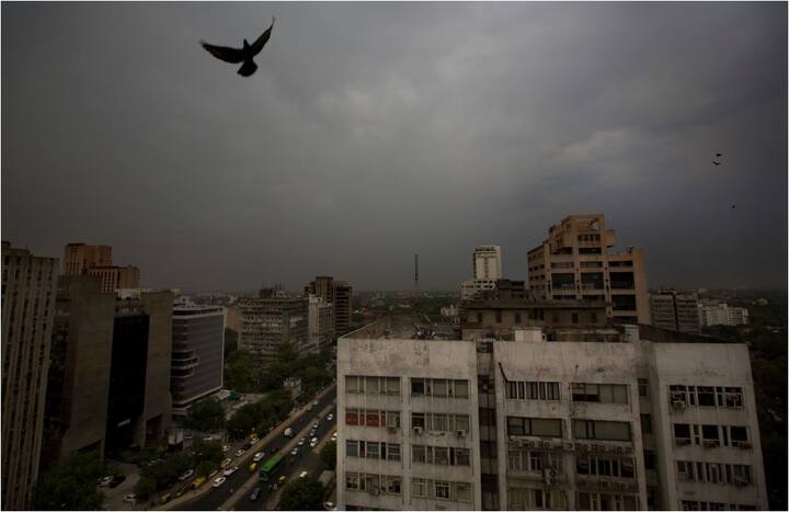 पिछले करीब एक सप्ताह से देशभर के कई हिस्सों में तेज तूफान के साथ बारिश हो रही है. अब तक तूफान में कम से कम 134 लोगों की मौत हो चुकी है. (तस्वीर-एपी)