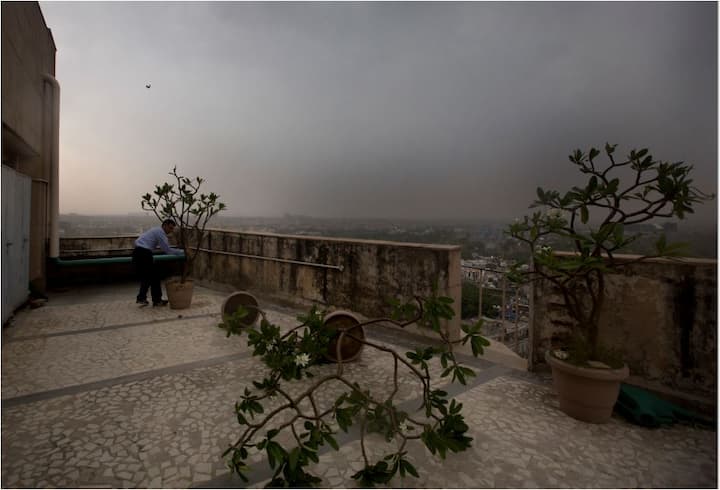 मौसम विभाग के मुताबिक कल यानी गुरूवार 10 मई को पश्चिम बंगाल के गंगा से सटे इलाकों में 50-70 किलोमीटर प्रति घंटे की रफ्तार से आंधी-तूफान और बेहद तेज़ हवाओं के चलने की आशंका है.(तस्वीर-एपी)