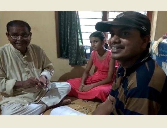 Odisha: father-son duo clear matric exam with same marks जिंदगी में कभी हार ना मानने की सीख देने वाली है ये कहानी