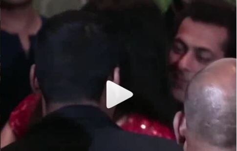 Sonam kapoor reception: salman khan hug Katrina kaif, watch video रिसेप्शन में एंट्री लेते ही सलमान ने कैटरीना को लगाया गले, वीडियो वायरल