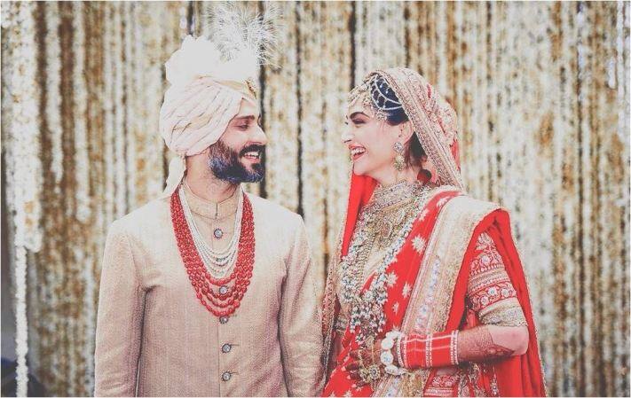 बॉलीवुड में अक्सर शादियां मीडिया से छुपा कर की रखी जाती हैं. लेकिन मीडिया भी इन शादियों की खबरें ढूंढ लाता है. इन सभी शादियों की एक खास बात ये है कि पूरा बॉलीवुड वहां नजर आता है. दिल्ली के आनंद आहूजा और सोनम कपूर की शादी में भी कुछ इस तरह का ही नजारा देखने को मिला.