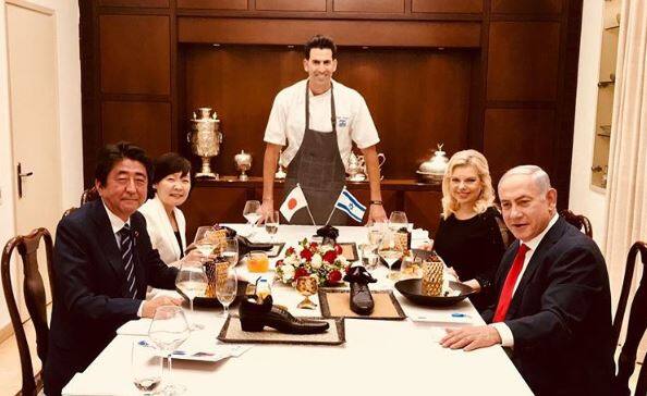 इजरायल में जापान के पीएम शिंजो आबे को जूते में परोसी गई एक डिश Japanese PM Shinzo Abe served dessert in a shoe at Benjamin Netanyahu's dinner इजरायल में जापान के पीएम शिंजो आबे को जूते में परोसी गई एक डिश