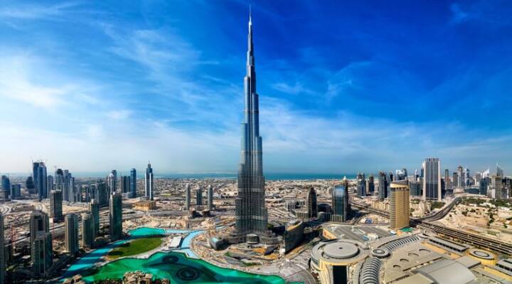 भारत में छुट्टियां मनाने के लिए गोवा सर्वाधिक पसंदीदा स्थान बना हुआ है. इसके बाद जयपुर का स्थान है. एक ऑनलाइन पोर्टल की रिसर्च के मुताबिक, सिंगापुर और दुबई के लिए फ्लाइट के टिकट और रहने के लिए होटल भी काफी कम बजट में उपलब्ध है इसलिए ये दोनों जगह भी टूरिस्ट के लिए पसंदीदा जगहों में शुमार है.