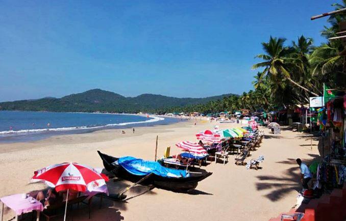 छुट्टियों के मौसम में घरेलू हवाई किराए में लगभग 45 फीसदी और अंतर्राष्ट्रीय हवाई किराए में लगभग 18 फीसदी अंतर रहता है.