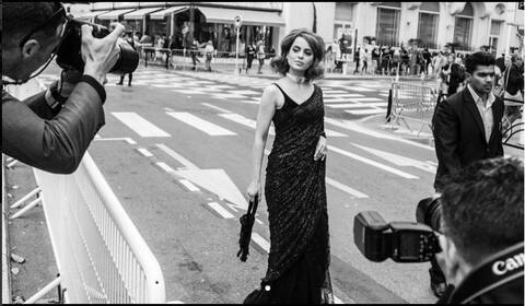 Cannes: कंगना रनौत ने किया रेट्रो लुक में डेब्यू, देखें तस्वीरें Cannes: कंगना रनौत ने किया रेट्रो लुक में डेब्यू, देखें तस्वीरें