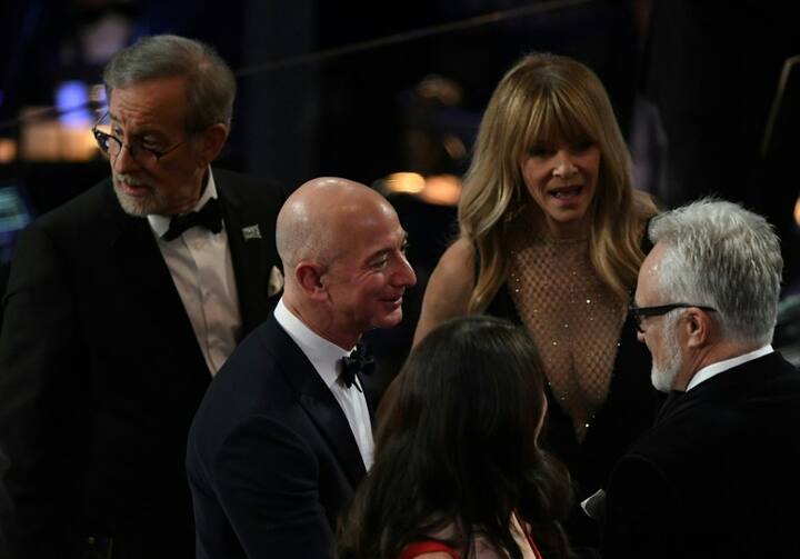 इस लिस्ट में पांचवें नंबर पर अमेजन प्रमुख जैफ बेजोस हैं.