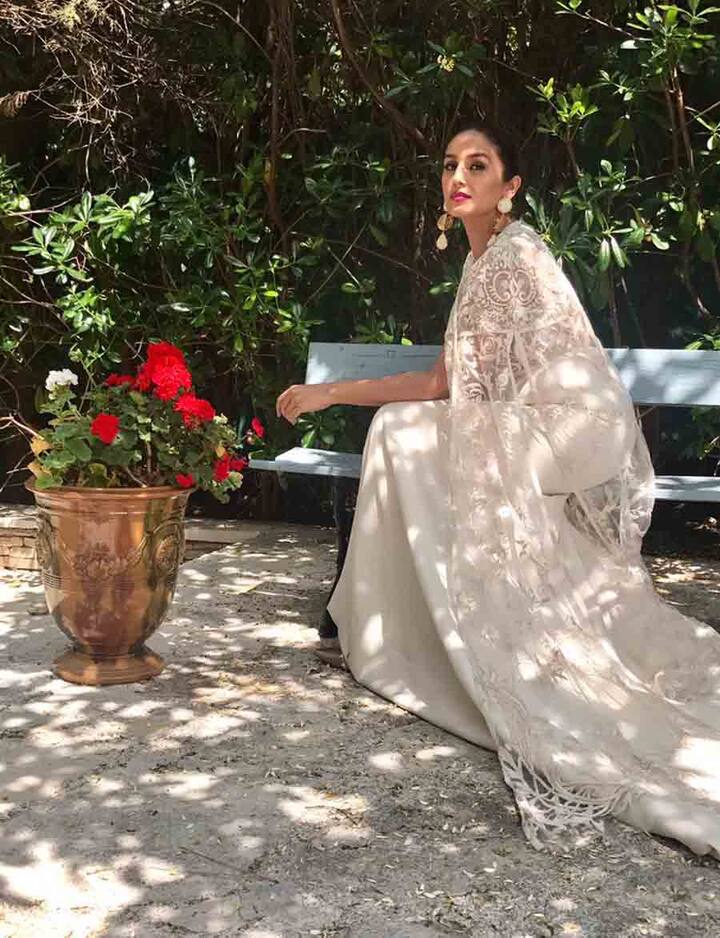 हुमा कुरैशी कान्स फेस्टिवल में पहले दिन White Crochet Dress में दिखाई दीं. 