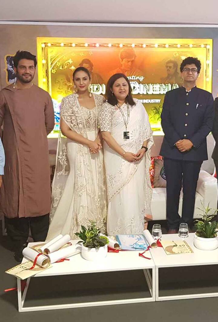  बता दें कि कान्स फिल्म फेस्टिवल 8 मई को शुरू हुआ है और ये 19 मई तक चलेगा. इस साल इस फेस्टिवल में हुमा के अलावा कंगना रनौत, सोनम कपूर, दीपिका पादुकोण और ऐश्वर्या राय जैसी हस्तियां नज़र आएंगी. (Photos: Instagram)
