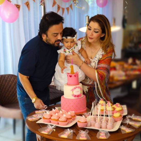  मशहूर गायक अदनान सामी ने अपनी बेटी मेदिना का पहला जन्मदिन मंगलवार को जर्मनी में मनाया. अदनान और उनकी पत्नी रोया सामी के घर पहली संतान के रूप में मेदिना ने आठ मई को जन्म लिया था.  (तस्वीर: इंस्टाग्राम )