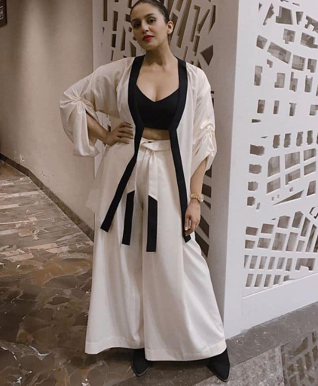 हुमा जब कान्स के लिए रवाना हुईं तभी उन्होंने अपने दो तस्वीरें इंस्टाग्राम पर शेयर कीं.