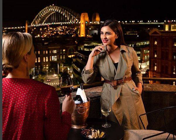 आपको बता दें, ऑस्ट्रेलिया से वापिस आने से पहले परिणीति ने सिडनी में मास्टरशेफ हेनरी के साथ डिनर किया था. जिसकी फोटो इंस्टा पर पोस्ट की थी. फोटोः इंस्टाग्राम