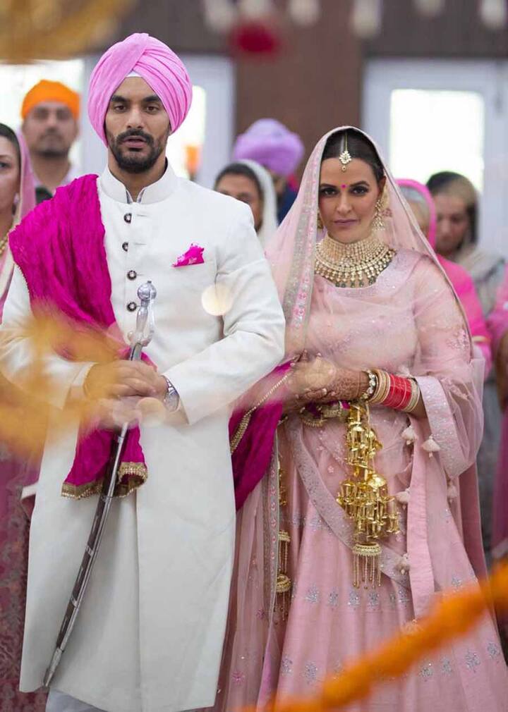 इस बारे में पहले से किसी को कोई खबर नहीं थी. आज अचानक जब डायरेक्टर करन जौहर ने उनको शादी की बधाई दी तब सभी को इस बारे में पता चला.
