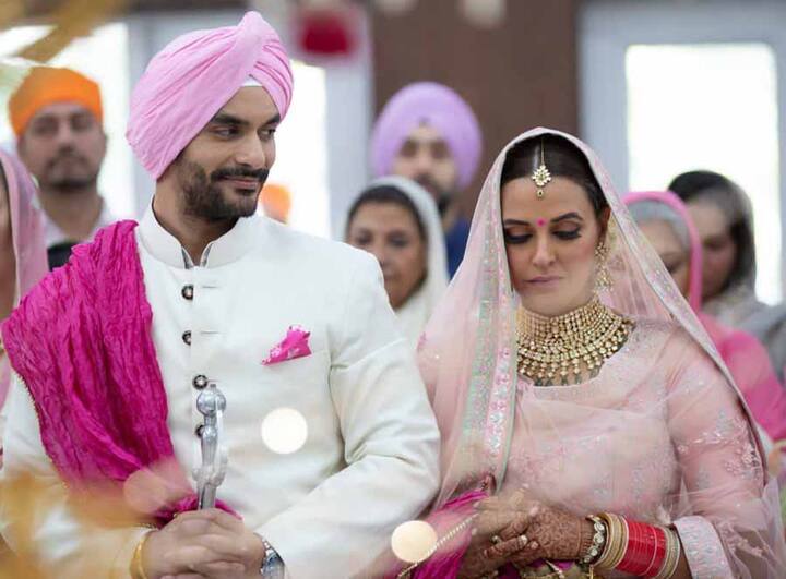वहीं अंगद बेदी ने शादी की तस्वीर पोस्ट करते हुए अपने फैंस से मिसेज बेदी को हैलो करने के लिए कहा.