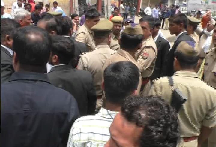 इलाहाबाद : यूपी के डिप्टी सीएम केशव प्रसाद मौर्य के शहर इलाहाबाद में सनसनीखेज हत्याओं का सिलसिला थमने का नाम नहीं ले रहा है. छत्तीस घंटे पहले बीजेपी पार्षद पवन केसरी की हत्या का मामला अभी शांत भी नहीं हुआ कि आज शहर के भीड़ भरे कटरा बाजार में डिस्ट्रिक्ट कोर्ट के वकील राजेश श्रीवास्तव की गोली मारकर हत्या कर दी गई. बाइक सवार दो अज्ञात हमलावरों ने वकील को उस वक्त गोली मारी जब वह मोटर साइकिल पर सवार होकर कोर्ट जा रहे थे. बता दें कि तीन दिन के अंदर इलाहाबाद में ये दूसरी हत्या है.